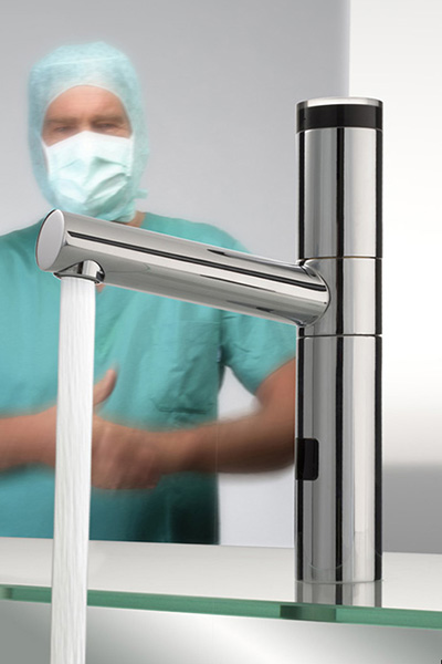 Automatischer Wasserhahn für Chirurgiebereich  in Anwendung
